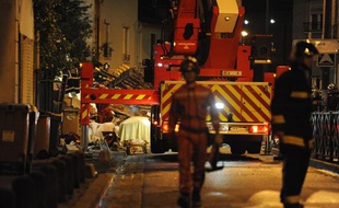 Quelque 120 pompiers, issus de 20 casernes, sont intervenus à Montreuil, après l'effondrement d'un immeuble sur une maison, le 5 juin 2011.
