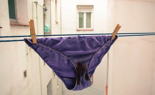 Une culotte avec du sang menstruel.