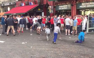 Des supporters anglais jettent des pièces à des enfants roms à Lille le 14 juin 2016.