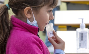 Une élève procède à un test salivaire du Covid-19 dans l'école élémentaire Mantega, le 8 mars 2021 à Nice
