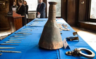 Des objets antiques, pour la plupart pillés lors de l'occupation américaine du pays entre 2003 et 2011, restitués à l'Irak, le 16 mars 2015 au consulat irakien à Washington