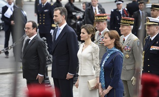 Le président François Hollande (G), le roi Felipe VI d'Espagne, la reine Letizia et la ministre de l'Ecologie, Ségolène Royal lors d'une cérémonie à l'Arc de Triomphe, à Paris, le 2 juin 2015.