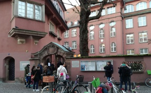 A l'entrée du groupe scolaire Saint Thomas, une des écoles rouvertes ce jeudi au surlendemain de l'attaque dans le centre de Strasbourg.