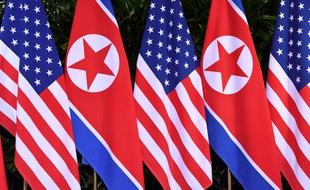 Des drapeaux américains et nord-coréens au sommet Kim-Trump.