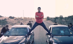 De jeunes comédiens gazaouis ne perdent pas leur humour, dans la parodie d'une publicité avec Jean-Claude Van Damne