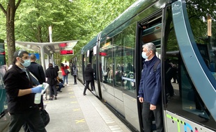 A chaque changement de conducteur sur le réseau de tramway de Bordeaux, la cabine est désinfectée, comme ici aux Quinconces