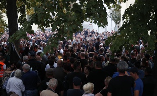 Des gens après une marche de deuil à Koethen, dans l’est de l’Allemagne, le 9 septembre 2018. Odd ANDERSEN / AFP)