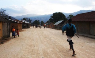 Les traces des émeutes de la veille étaient toujours visibles vendredi sur l'île touristique de Nosy Be, à Madagascar, après le lynchage de trois hommes, dont un Français et un Italien, accusés par la foule de l'assassinat d'un enfant.