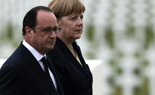 Le président François Hollande et la chancelière allemande Angela Merkel lors d'une cérémonie à l'ossuaire de Douaumont
