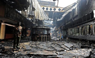 L'aéroport international de Nairobi, hub aérien africain ravagé mercredi par un gigantesque incendie qui a fait d'énormes dégâts mais aucune victime, s'apprêtait jeudi matin à accueillir de premiers vols internationaux.