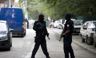 Des policiers dans une rue de Pristina, le 17 septembre 2014 lors d'une opération