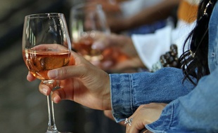 Une femme tient de verre de vin (image d'illustration).