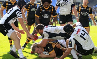 Les "Zebre" de Parme encaissent un essai de Joe Launchbury lors de leur débâcle à Coventry face aux Wasps (82-14), le 15 octobre 2016.