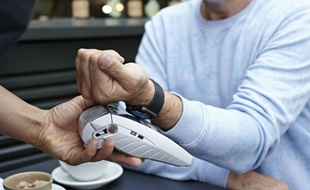 L'Apple Watch sert également à payer certains achats avec la solution Apple Pay.