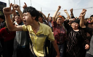 Des manifestants dans les rue de Urumqi, en Chine, le 7 juillet 2009