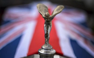 Le symbole de Rolls-Royce trône sur une limousine exposée le 4 octobre 2014 à Morges, en Suisse