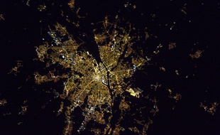 La ville de Nantes, la nuit, vue de l'espace, par Thomas Pesquet.