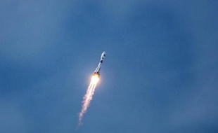 Une fusée Soyouz portant deux satellites Galileo après son décollage de la Guyane, le 12 octobre 2012