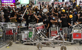 Des manifestants pro démocratie ont bloqué l'aéroport de Hong Kong, le 13 août 2019.