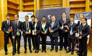 Les onze stagiaires de la première cuvée de l'école de sommeliers Worldsom