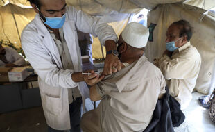 Un homme se fait administrer le vaccin anti-Covid à Kaboul, en Afghanistan, dans le cadre du programme Covax.