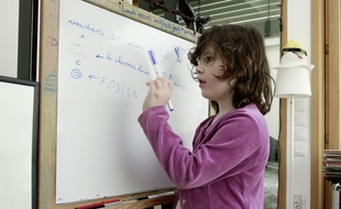 Une enfant fait l'école à la maison pendant le confinement. (Illustration)