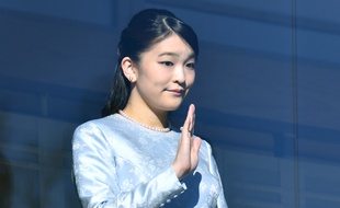 La princesse Mako, petite-fille de l'empereur Akihito, salue la foule à Tokyo, le 2 janvier 2018.