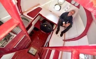 Jean-Jacques Savin, ancien parachutiste de 71 ans, pose à bord de son navire fabriqué à partir d'un baril le 15 novembre 2018 au chantier naval d'Arès, dans le sud-ouest de la France.