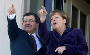 Le Premier ministre turc Ahmet Davutoglu et la chancelière allemande Angela Merkel sur le balcon d'une résidence à Ankara, lors de leur rencontre le 8 février 2016
