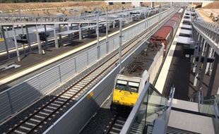 Un train de frêt à la gare Sud de France, à Montpellier, sur le chemin de la future ligne LGV.