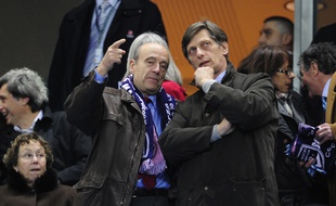 Alain Juppé et Nicolas de Tavernost lors de la finale de la Coupe de la Ligue, en 2010.