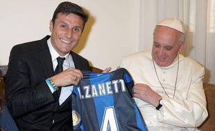 L'Argerntin de l'Inter Milan Javier Zanetti en compagnie du pape François 1er, le 26 avril 2013, à Rome.