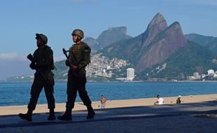Des soldats brésiliens à Rio de Janeiro.