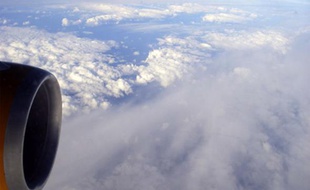 Le nuage de cendres du volcan islandais Eyjafjallajokull vu d'avion, lundi 19 avril 2010.