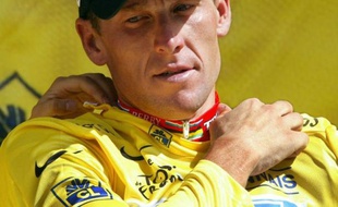 Sept ans après le septième défilé en jaune de Lance Armstrong sur les Champs-Elysées, le cyclisme a déboulonné lundi de son piédestal l'ex-roi du Tour de France, qui en a pris acte sans prononcer un mot.