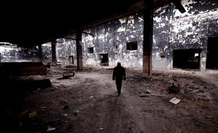 Ivanko Jankovic, un ancien employé du complexe chimique Viskoza, dans l'usine dévastée à Loznica, le 5 mars 2014