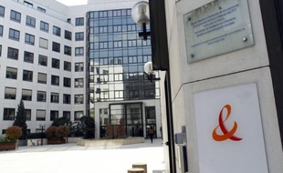 France Télécom a enregistré une baisse de son activité et de sa rentabilité opérationnelle au premier trimestre, période correspondant à l'arrivée de Free sur le marché de la téléphonie mobile et au cours de laquelle l'ancien monopole public a perdu 615.000 clients.