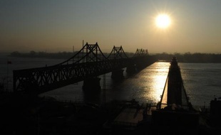 La Chine a décidé de livrer à la Corée du Nord une importante aide alimentaire et énergétique le lendemain de l'annonce de la mort de Kim Jong-Il, un geste de soutien au régime nord-coréen en cette période de transition, a rapporté lundi un quotidien japonais.