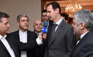 Le président syrien Bachar al-Assad répond aux questions des journalistes après un entretien avec le ministre iranien de l'Economie, le 16 mars 2015 à Damas