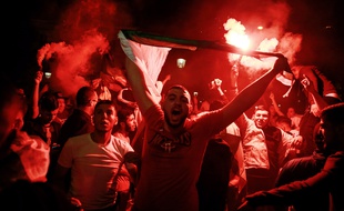 Des supporteurs algériens célèbrent la qualification des Fennecs pour la finale, le 14 juillet 2019 à Paris.
