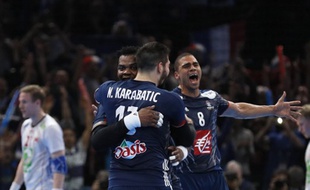 Nikola Karabatic, Cédric Sorhaindo et Daniel Narcisse, heureux comme au premier titre après la victoire lors du Mondial en France, le 29 janvier 2017.