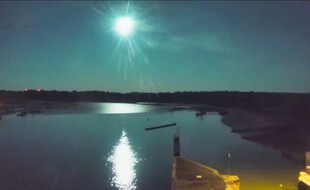 La webcam installée à Arzal, dans le Morbihan, a capté les images du passage de la météorite dans la nuit du 5 au 6 septembre 2021.