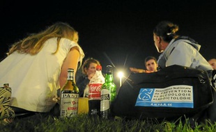 Véritables anges gardiens de la nuit nantaise, les Veilleurs de soirée discutent avec les lycéens et étudiants alcoolisés.