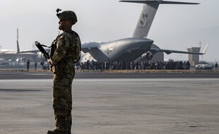 Un soldat américain à l'aéroport de Kaboul, le 20 août 2021.