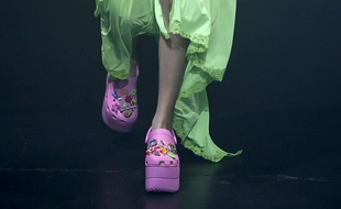 Crocs et Balenciaga se sont associés pour créer ces sabots...