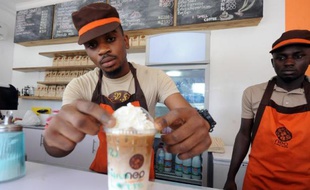 Un employé de la chaîne de café Neo prépare un café glacé à Lagos le 4 décembre 2014