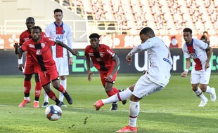 Kylian Mbappe tire un pénalty face à Dijon au stade Gaston Gérard, le 27 février 2021.