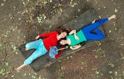 Qui sont Zoé et Louise, les aventurières « nues et culottées » de France 5 …