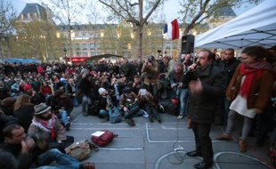 Philippe Martinez le 28 avril 2016 place de la République devant les participants à "Nuit debout" à Paris