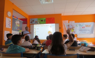 Marseille 10 JUIN 2015 Intervention dans une école pour sensibiliser les enfants à la pollution de l'air.